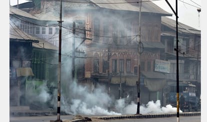 violence protest in srinagar after friday prayer