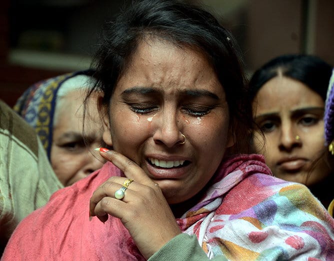 bank security guard push away to lady stand out in line and she died due to heart attack