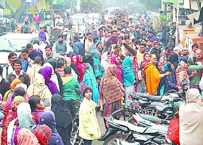 Shortage of cash in the banks intact, everyday commotion