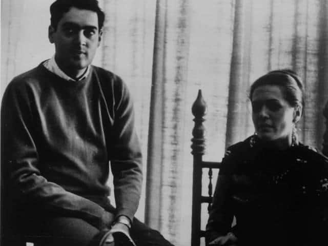 Love story of Sonia and Rajiv in Pics