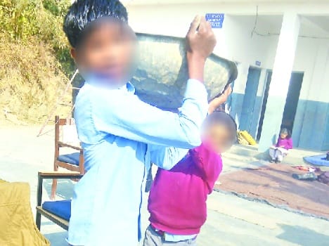 barnthi kheriyna school student doing laber work in campus