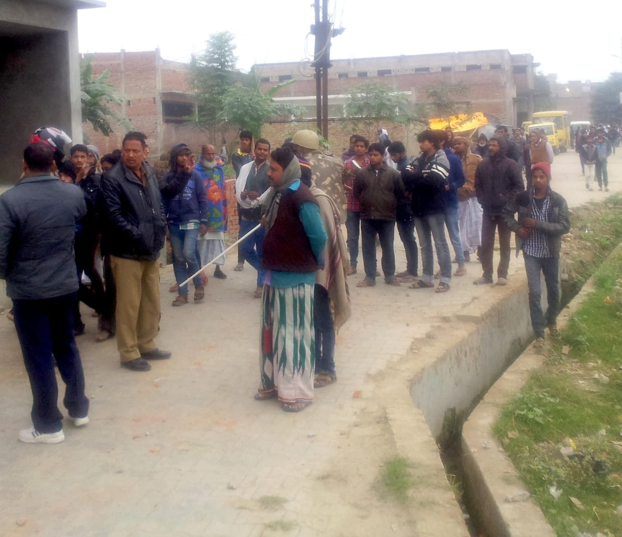 The two sides clash in stone, 12 injured