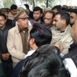 आरएसएस नेता की मौत के बाद सीओ से जानकारी लेते केंद्रीय राज्यमंत्री संजीव बालियान