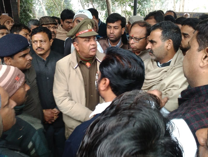 bete ko thaane le jaane par aareses neta kee haartataik se maut