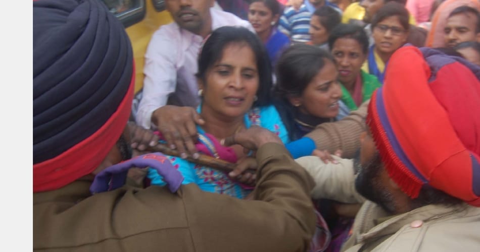 Bathinda-Mansa, teachers blocked the highway, police lathicharge