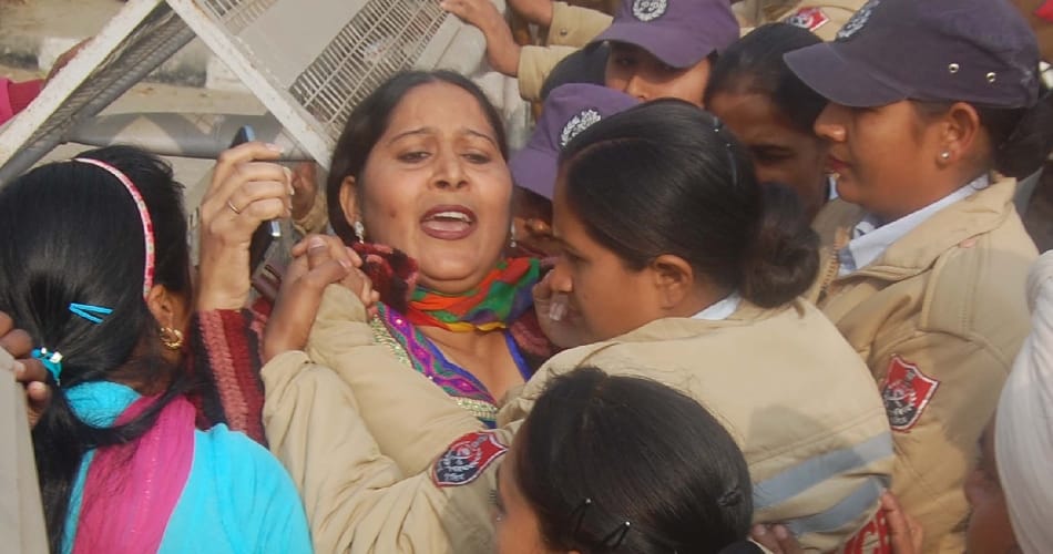 Bathinda-Mansa, teachers blocked the highway, police lathicharge