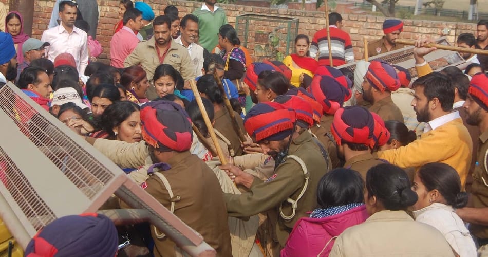 Bathinda-Mansa, teachers blocked the highway, police lathicharge
