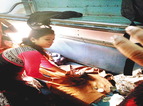Women's labor to a railway Embed