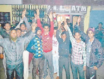 Clients seek cash in ATMs, met Kasles
