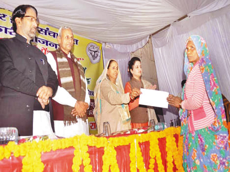 Marriage grant, socialist pension Receiving a letter faces bloom