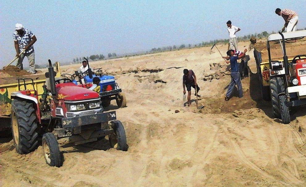 fearless mining mafia tried to crushed police jeep with tractor