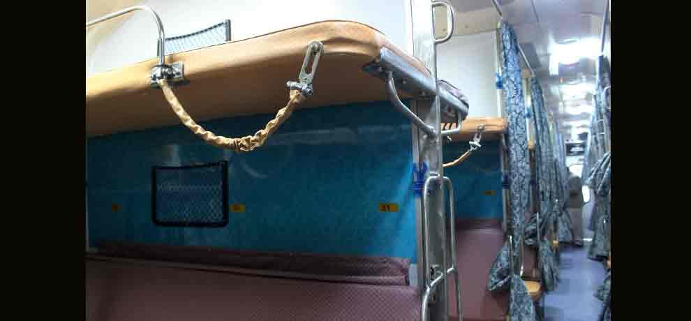 new train from delhi to gorakhpur name hamsafar