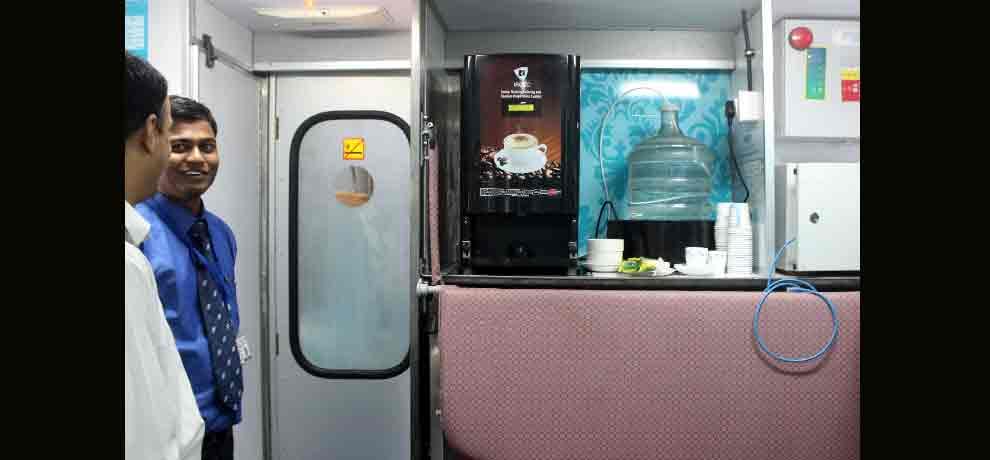 new train from delhi to gorakhpur name hamsafar