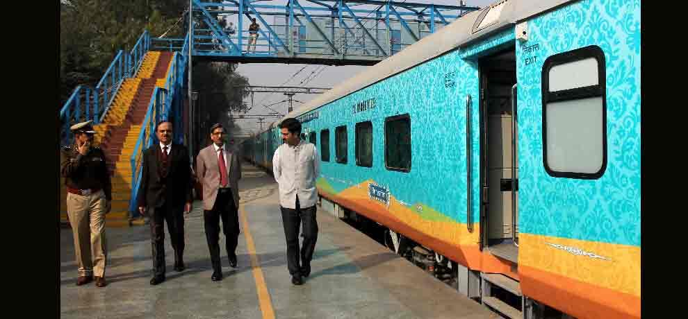 new train from delhi to gorakhpur name hamsafar