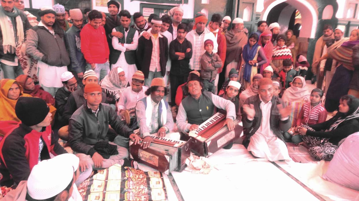 Sabir Pak kneels on the forehead are away pain