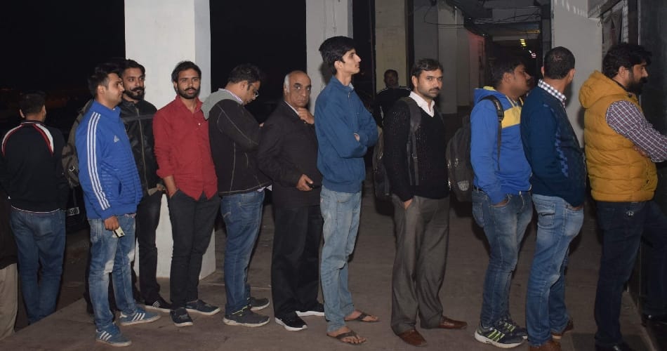 noteban in indian, three days bank closed and long lines outside atm at chandigarh