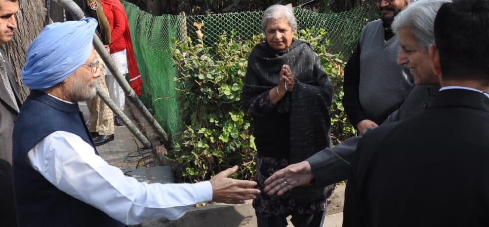 former Prime Minister suddenly arrived with wife to meet his best friend 