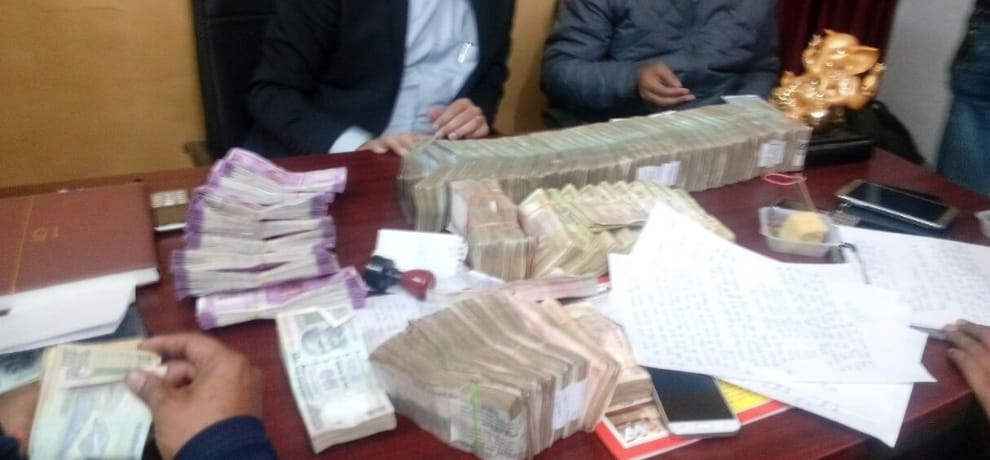 bank queue gives hint and police seized 27 lakh rupees including 15 lakh new currency