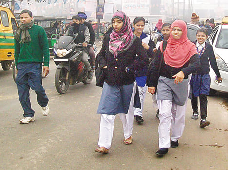 34/5000 bheeshan thand ne badalee logon kee dinacharya Change the routine of hard winter