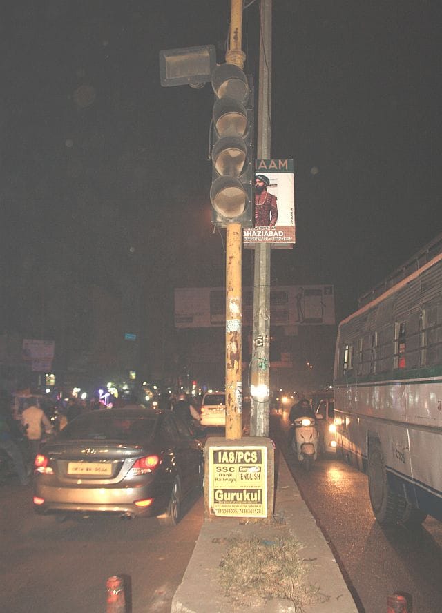 Traffic Signal bad, tightrope walk in the fog at intersections