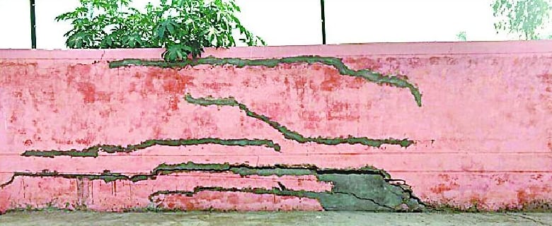 Boundriwal broken, took the floor subsidence