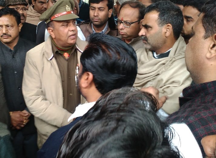 bete ko thane par le jaane par sadme mein pita ki maut