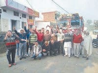 Did not stop the movement of overloaded vehicles, put the jam, Karnal