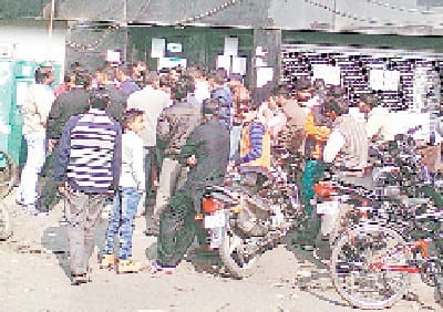 bankon ki chhuti, atm se rahat nahin