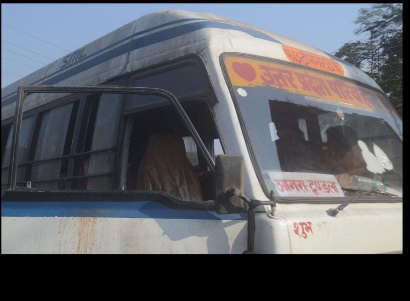 jyaadaatar bason mein vaipar na khidakiyon mein sheeshe, daravaaje bhee khastaahaal