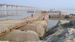 Fair backward slowly building pontoon bridges
