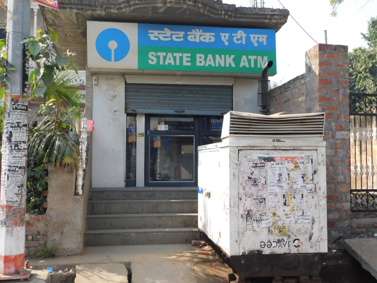 eteeem kee suraksha karane vaale khud asurakshit