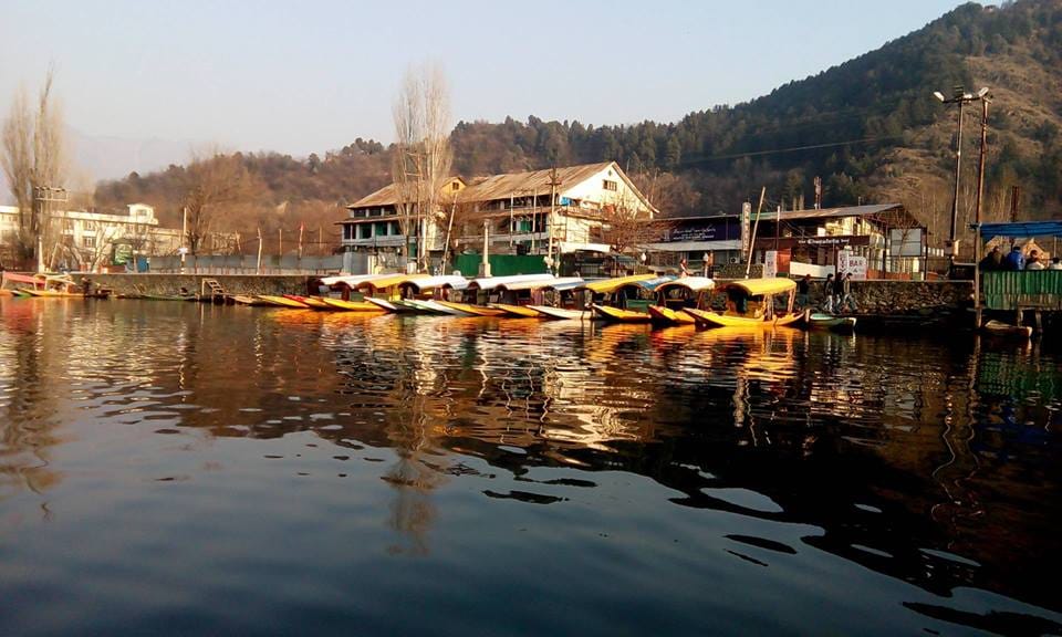 kashmir witnesses winters of the sessions dal lake freezed