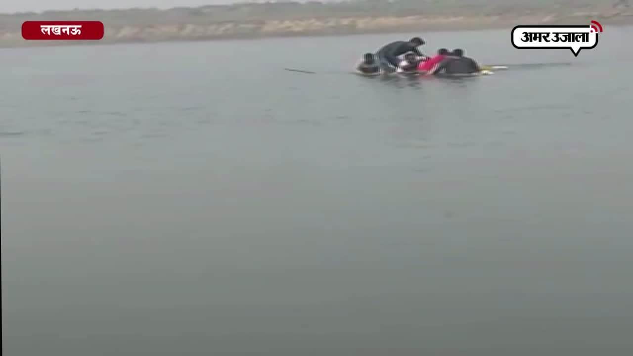 गोमती में डूबी नाव