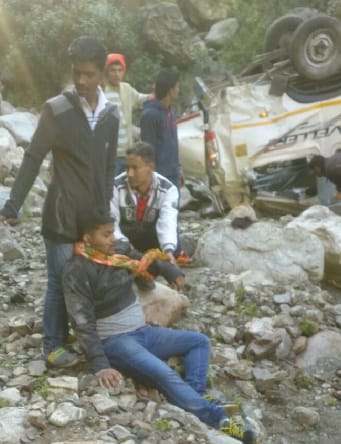 Tempo Traveller fell into the ditch, 12 injured