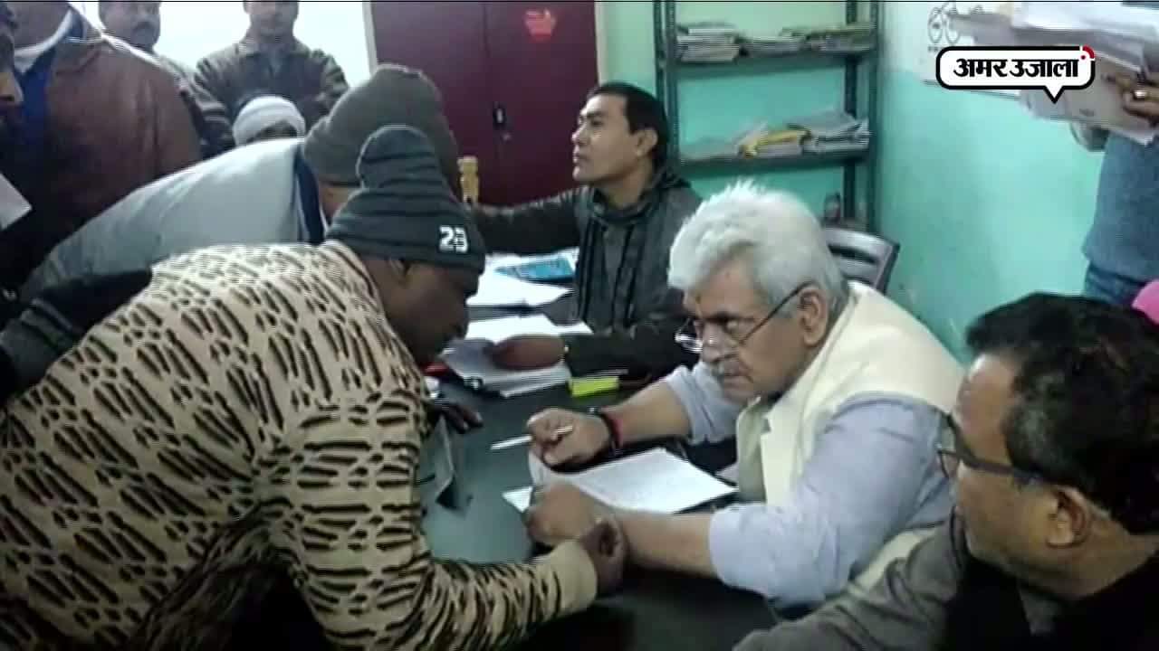 वाराणसी में जब रेल राज्यमंत्री के पास पहुंचे फरियादी