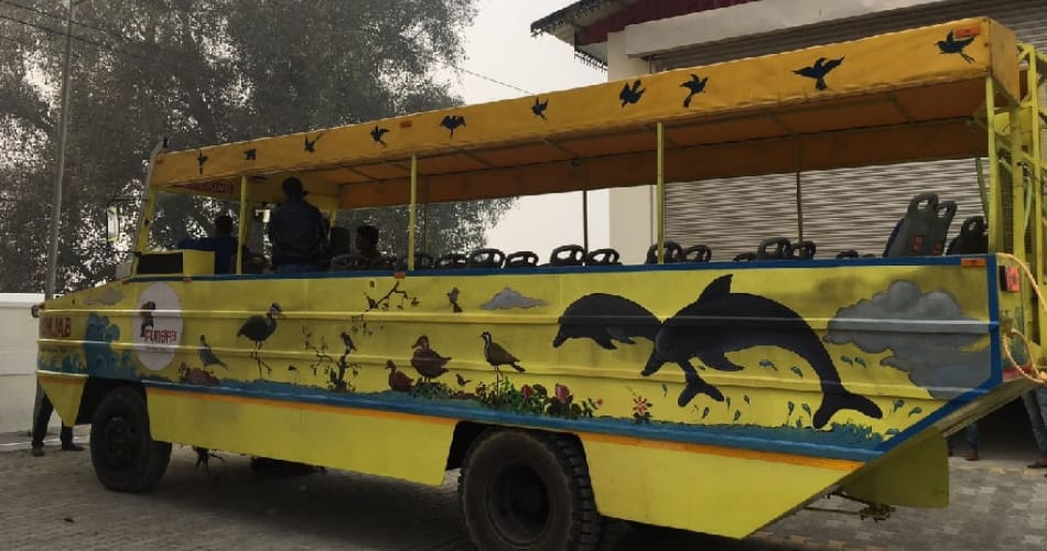 Bus collided with dividers, six injured