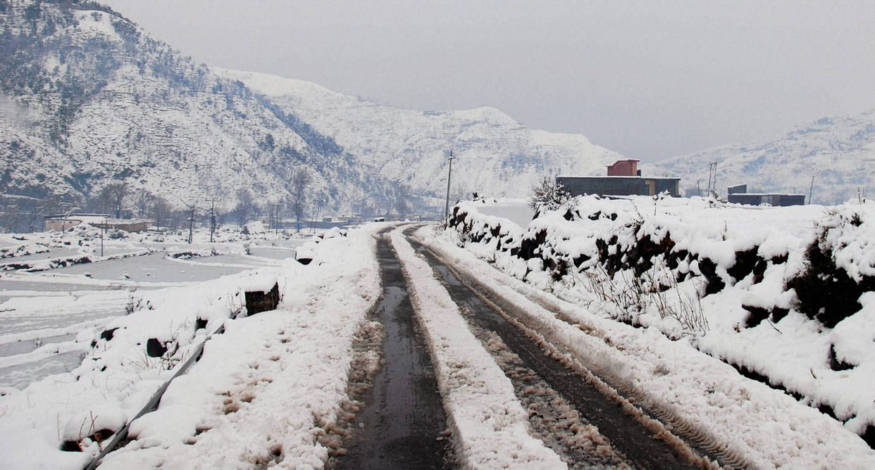 snowfall in mountains of jammu kashmir