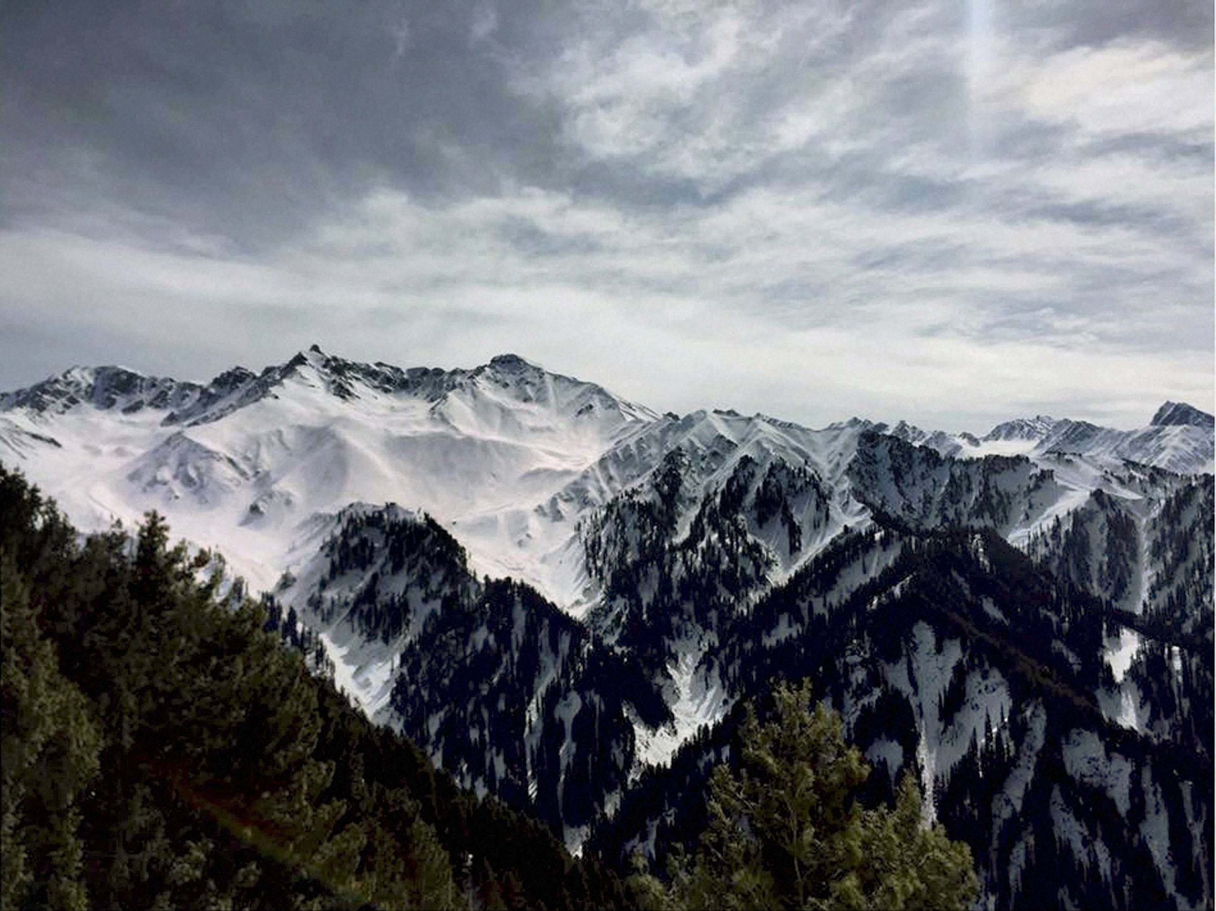 snowfall in mountains of jammu kashmir