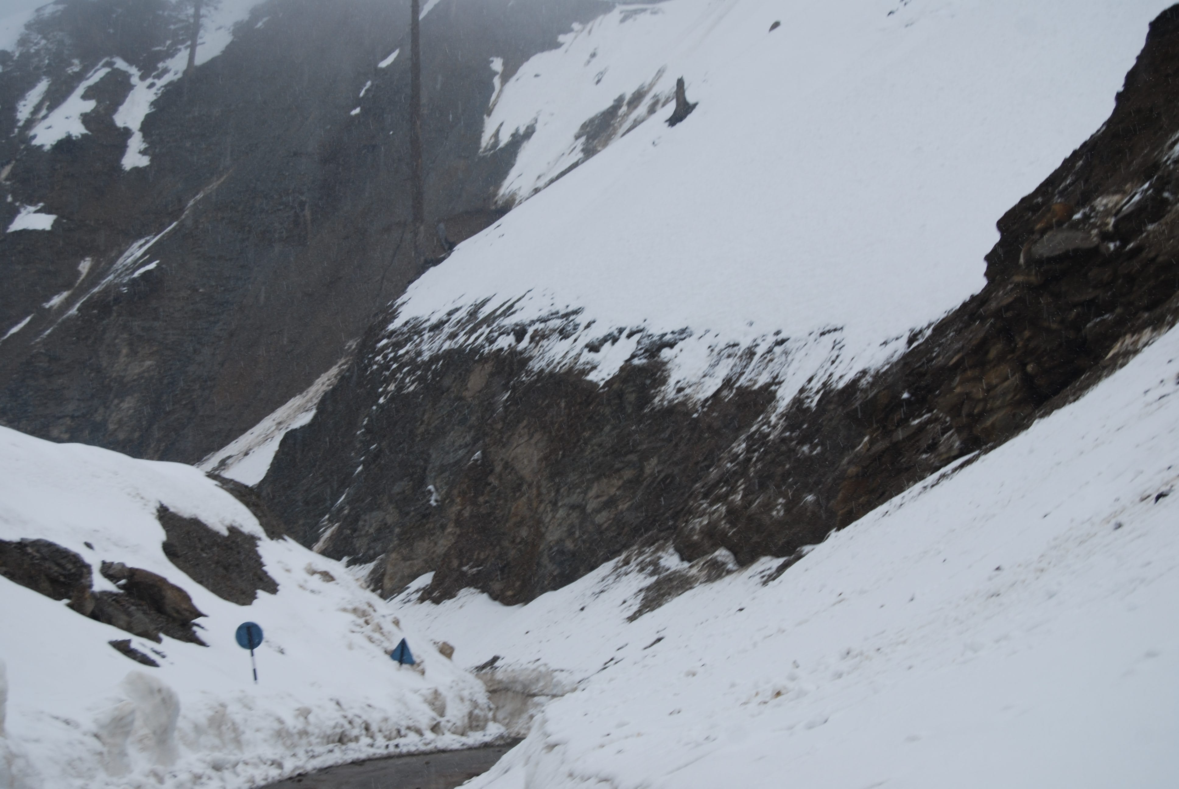 snowfall in mountains of jammu kashmir