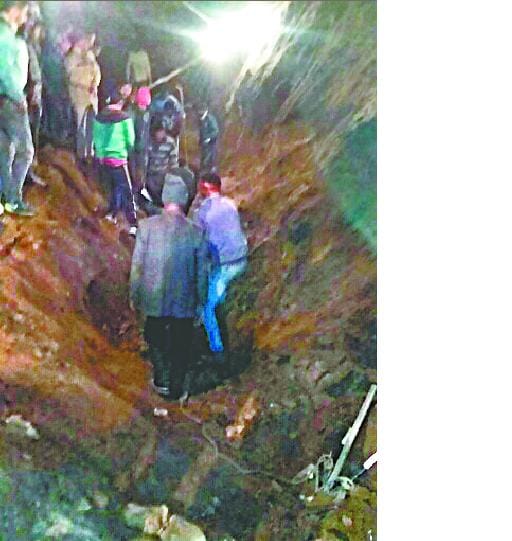 Soil collapse killed eight workers