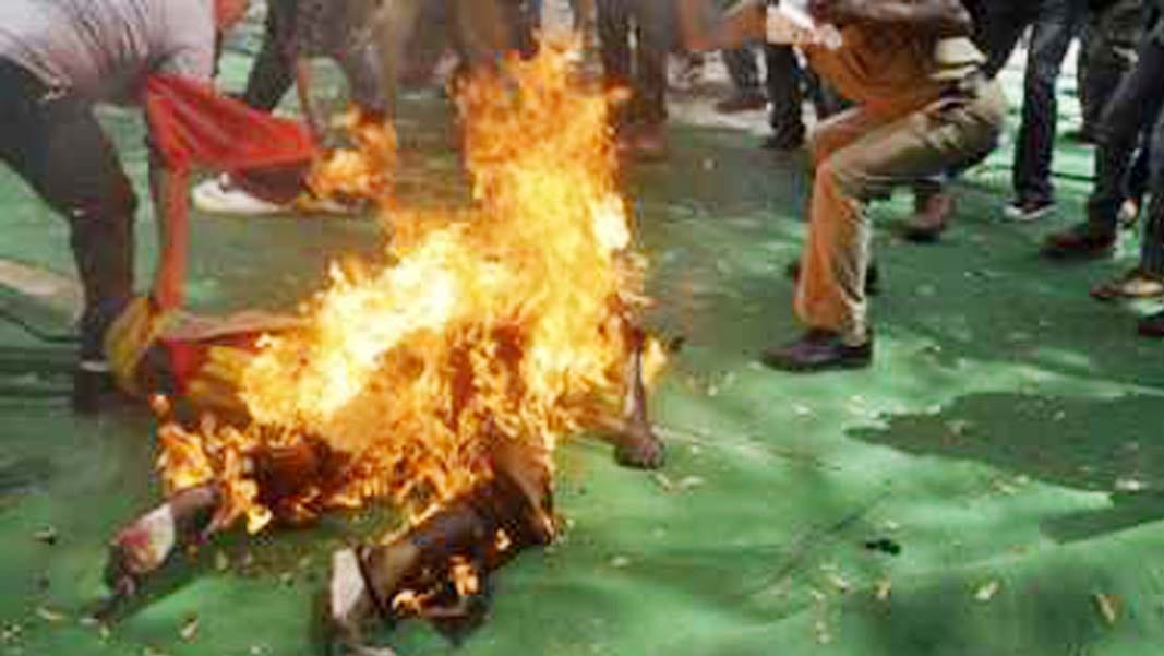 protesters suicide in lucknow