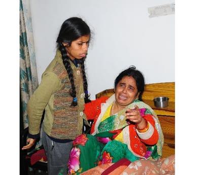 A girl commits suicide in aliganj in Lucknow.
