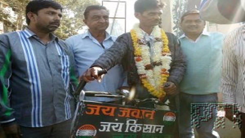 tribal man cycle tour from Dhar dist to Delhi in support of demonetisation