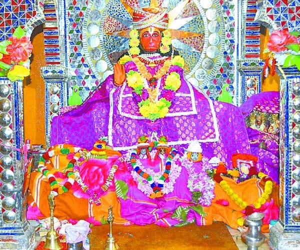people put on blankets o idols in ayodhya.