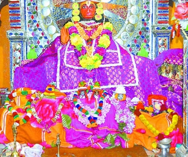 people put on blankets o idols in ayodhya.