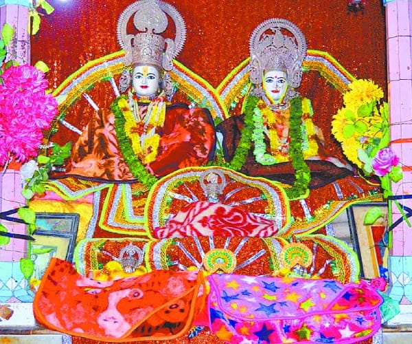 people put on blankets o idols in ayodhya.
