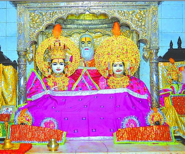 people put on blankets o idols in ayodhya.