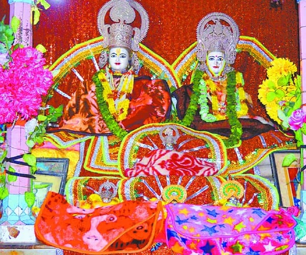 people put on blankets o idols in ayodhya.