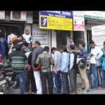 बैंक के बाहर लगी लाइन