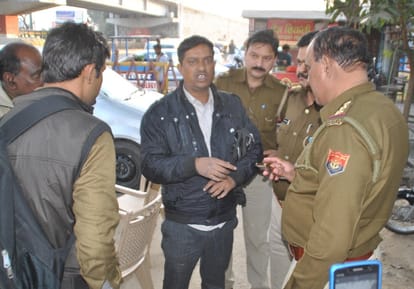 police ko chakama dekar kaidee ho gaya pharaar, nashe mein mile policekarmee